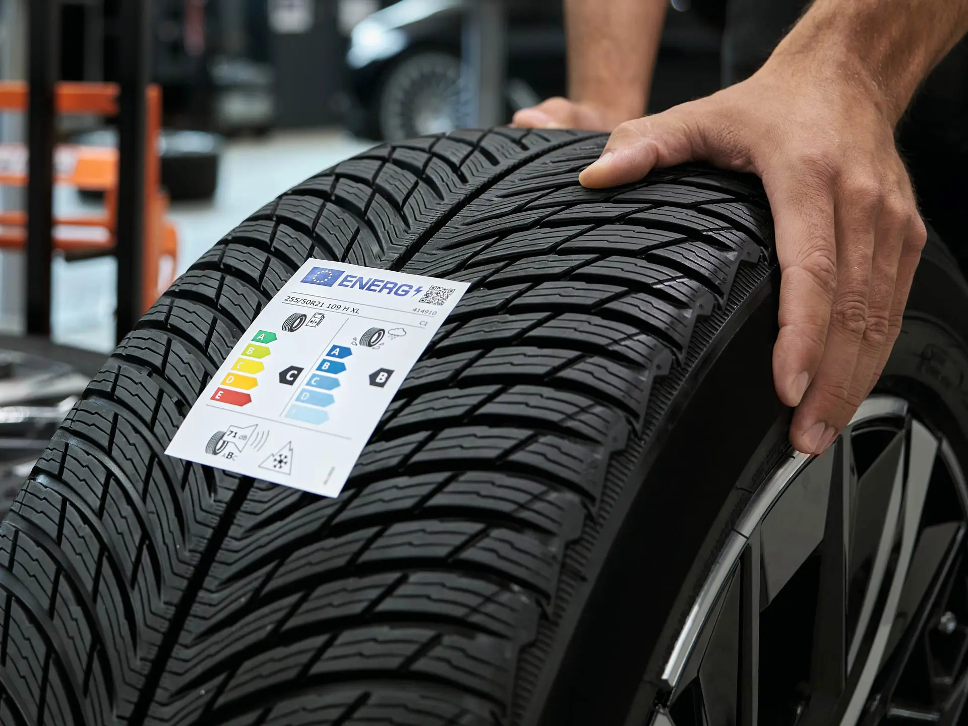 MINI-approved tyre with EU tyre label showing fuel efficiency, wet grip and noise emission levels.