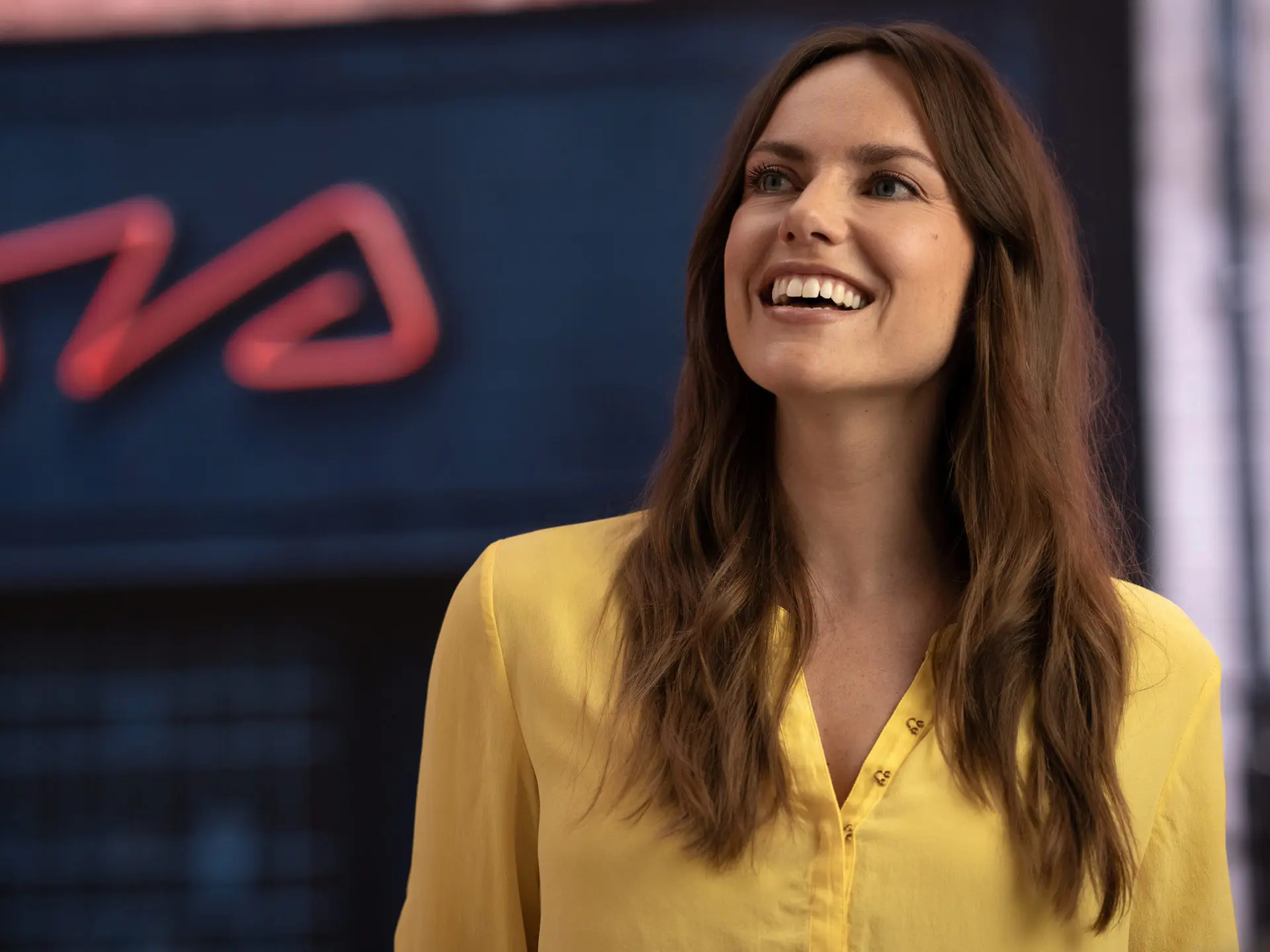 MINI service partner - woman in a yellow shirt smiling